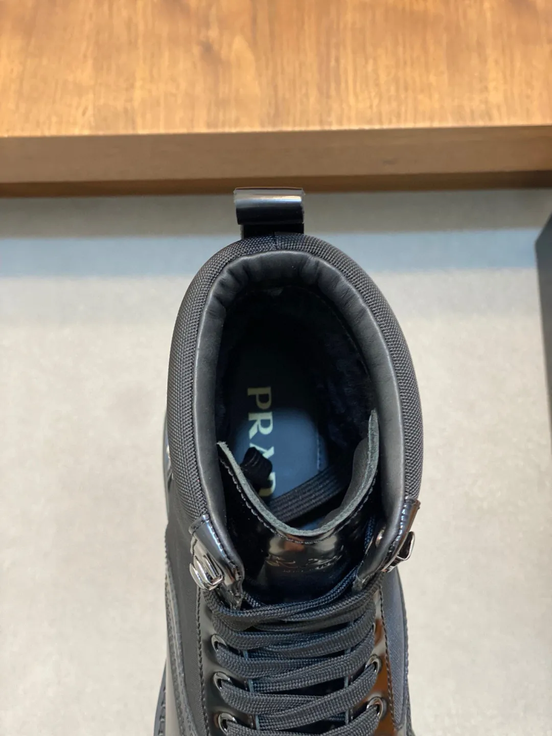 Men's shoes 💰940 PRADA men's latest ultra-light new short wool boots for autumn and winter, two-color blue nylon cowhide leather with eyelets and metal hooks, enameled triangle metal logo, 4m ultra-light serrations Ev a injection rubber concave and convex large particle snowflake pattern anti-slip soles very light and comfortable on the foot Urban modern military boot style design Men's model 39 40 41 42 43 44